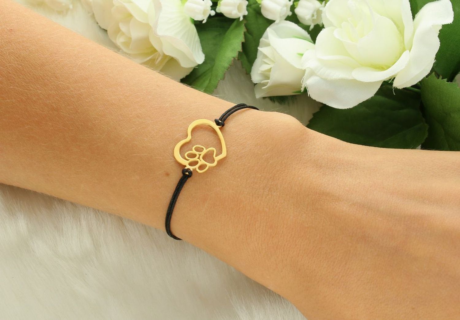 Bransoletka damska srebrna pozłacana 925 z zawieszką serce z łapką psa. Czarny sznurek, waga 0,83 g, wymiary 1,7 x 1,5 cm. Ściągane zapięcie. Idealna na prezent.1.jpg